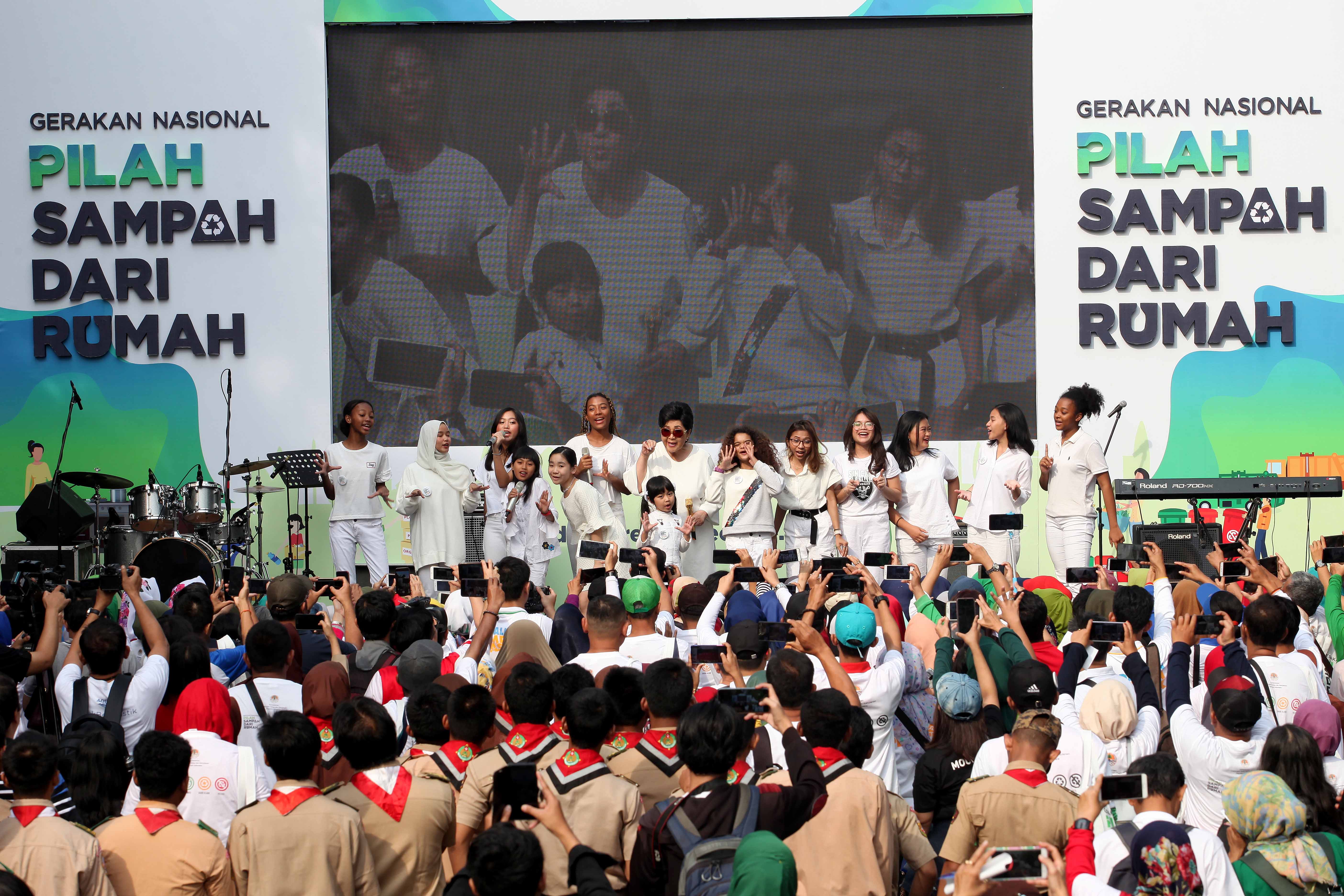 Artis senior Titiek Puspa hadir dalam deklarasi Pilah Sampah Dari Rumah di Pintu V Gelora Bung Karno, Senayan, Jakarta, Minggu (15/9).