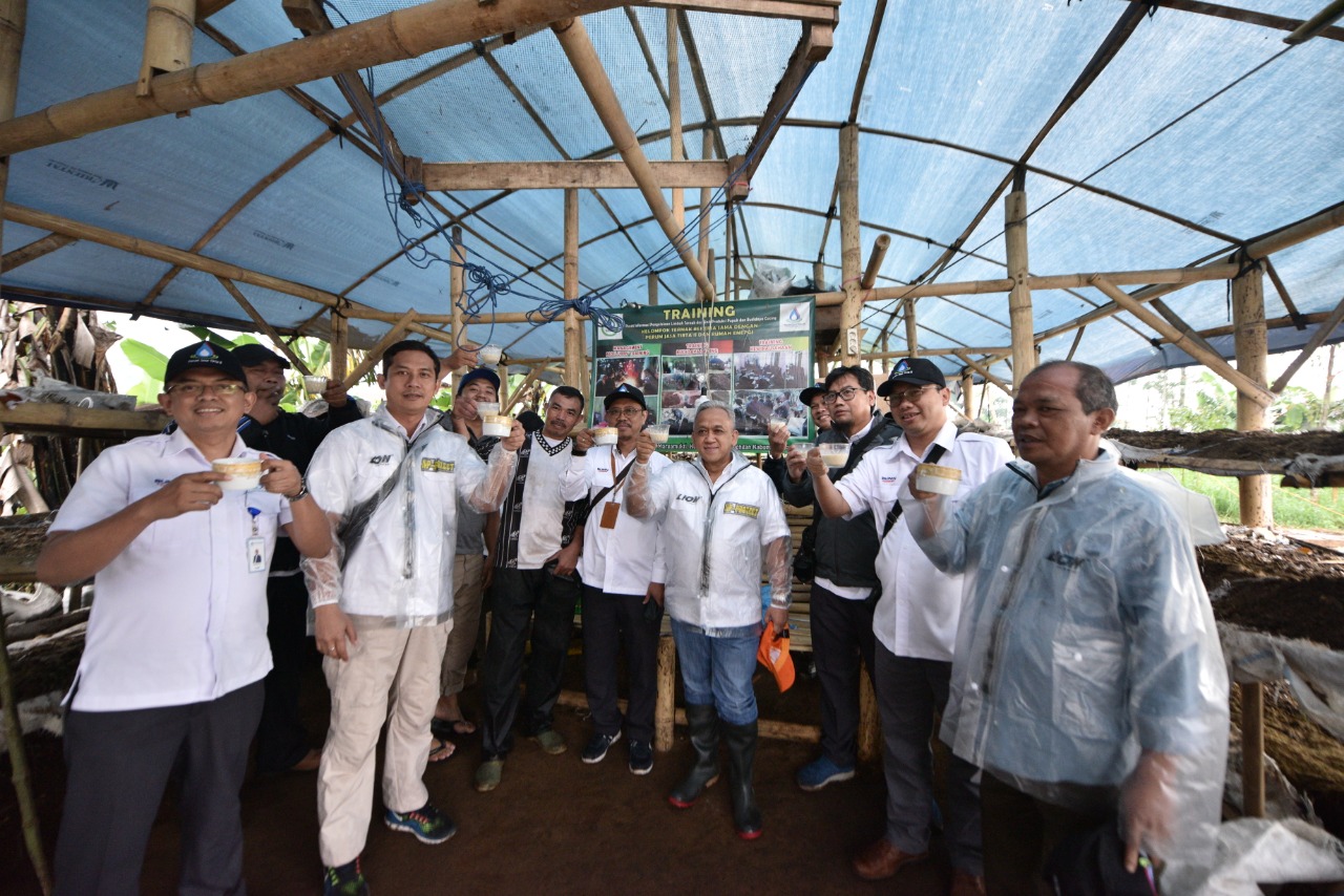 Dirut Jasa Tirta II saat mengunjungi Percontohan Biogas di Desa Padamukti, Pengalengan, Jabar,  yang memenangi penghargaan ASEAN.