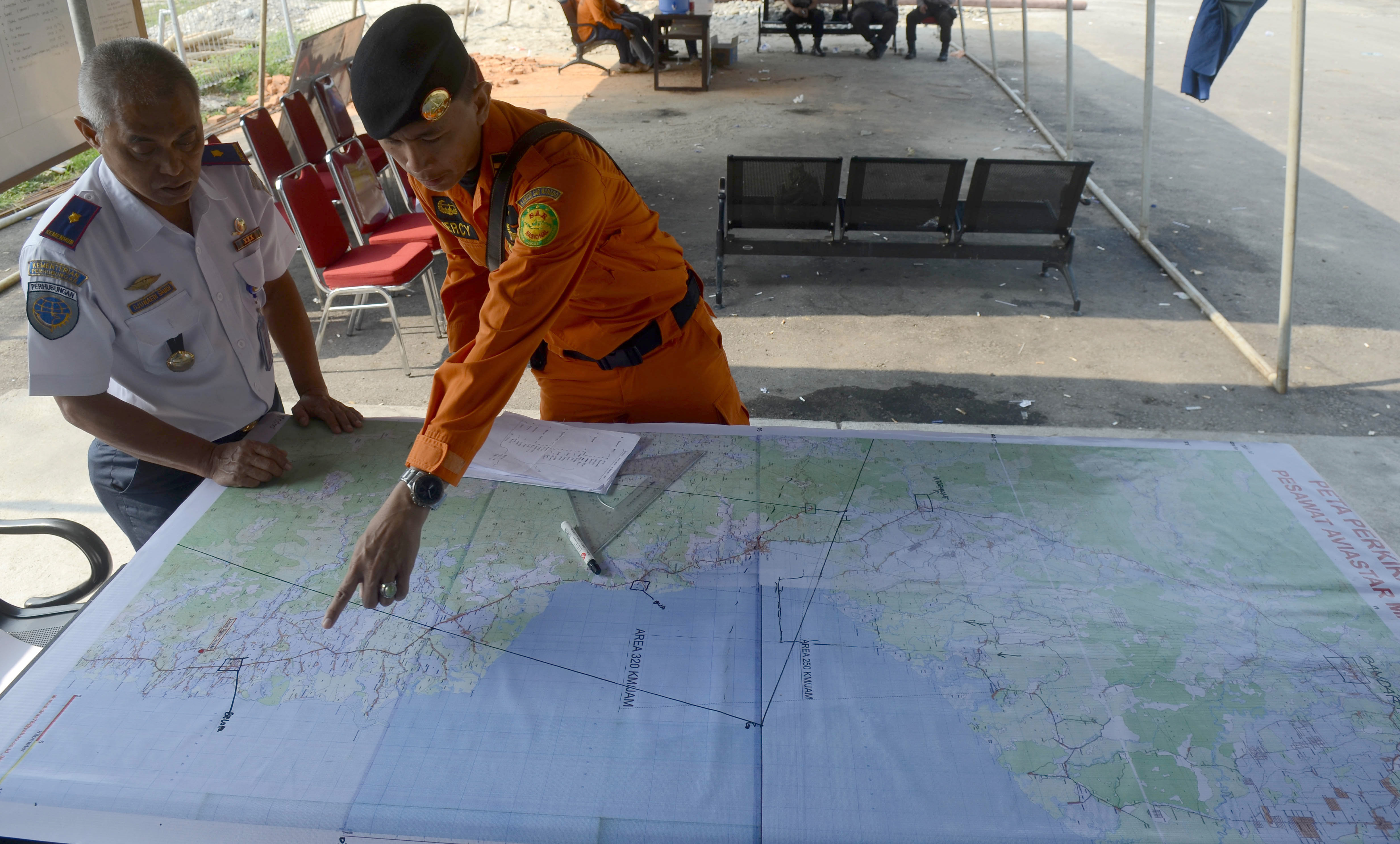  Tim Basarnas melakukan koordinasi pencarian pesawat Aviastar DHC6/PK-BRM di Posko Basarnas, Bandara Andi Jemma, Masamba, Luwu Utara