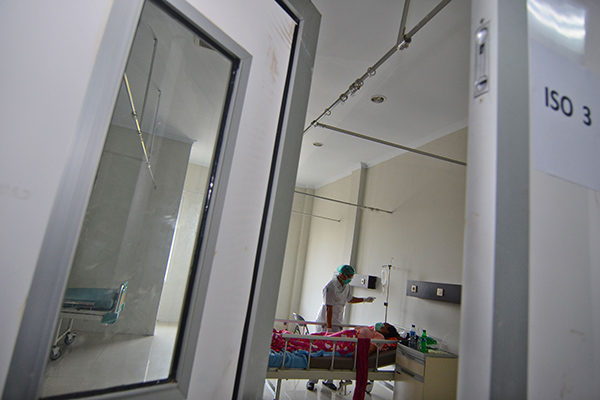 Perawat memeriksa kondisi pasien penderita suspect penyakit difteri di ruang isolasi