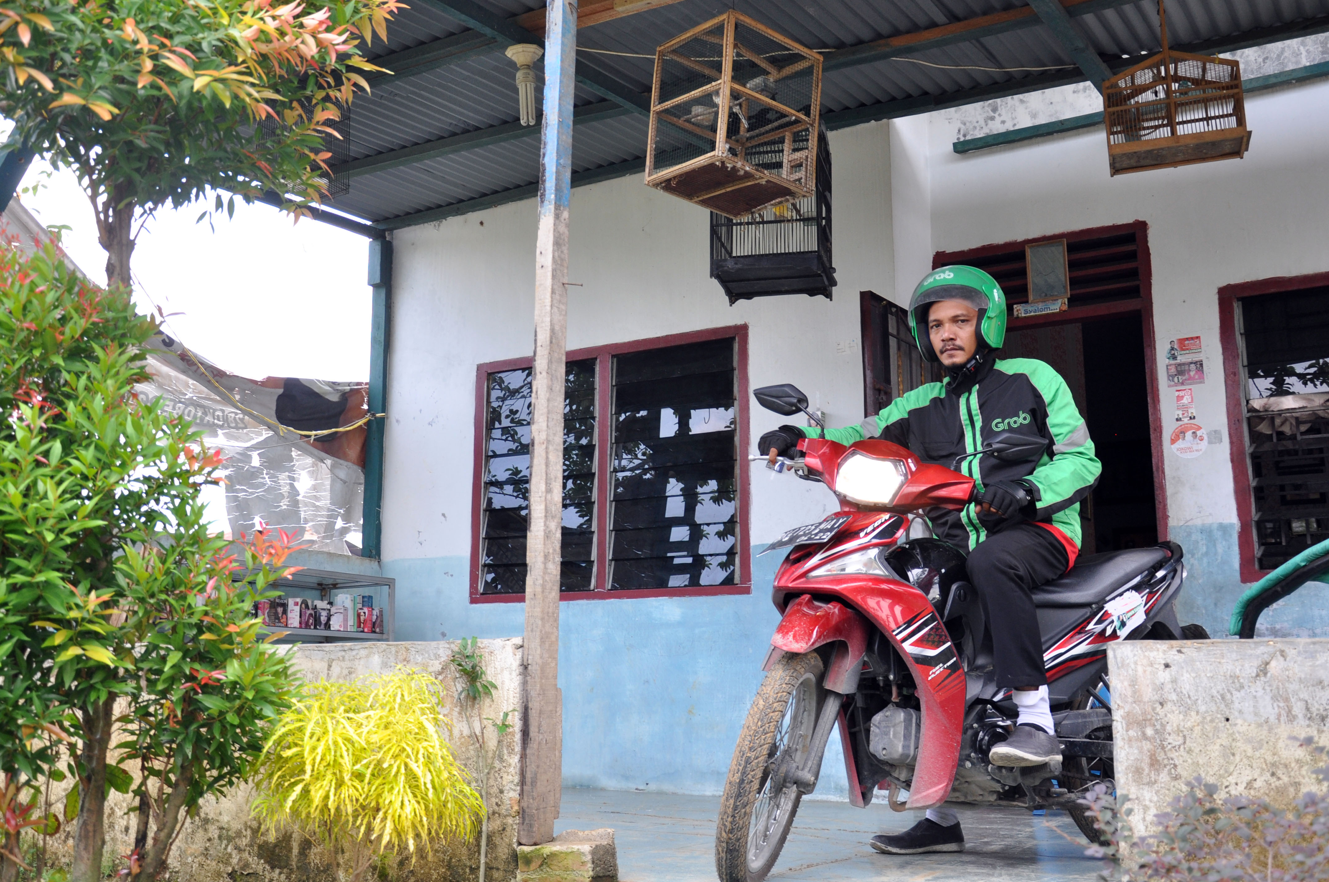 Pengemudi ojek daring Erwin Siahaan yang sudah resmi menjadi anggota DPRD Kota Medan