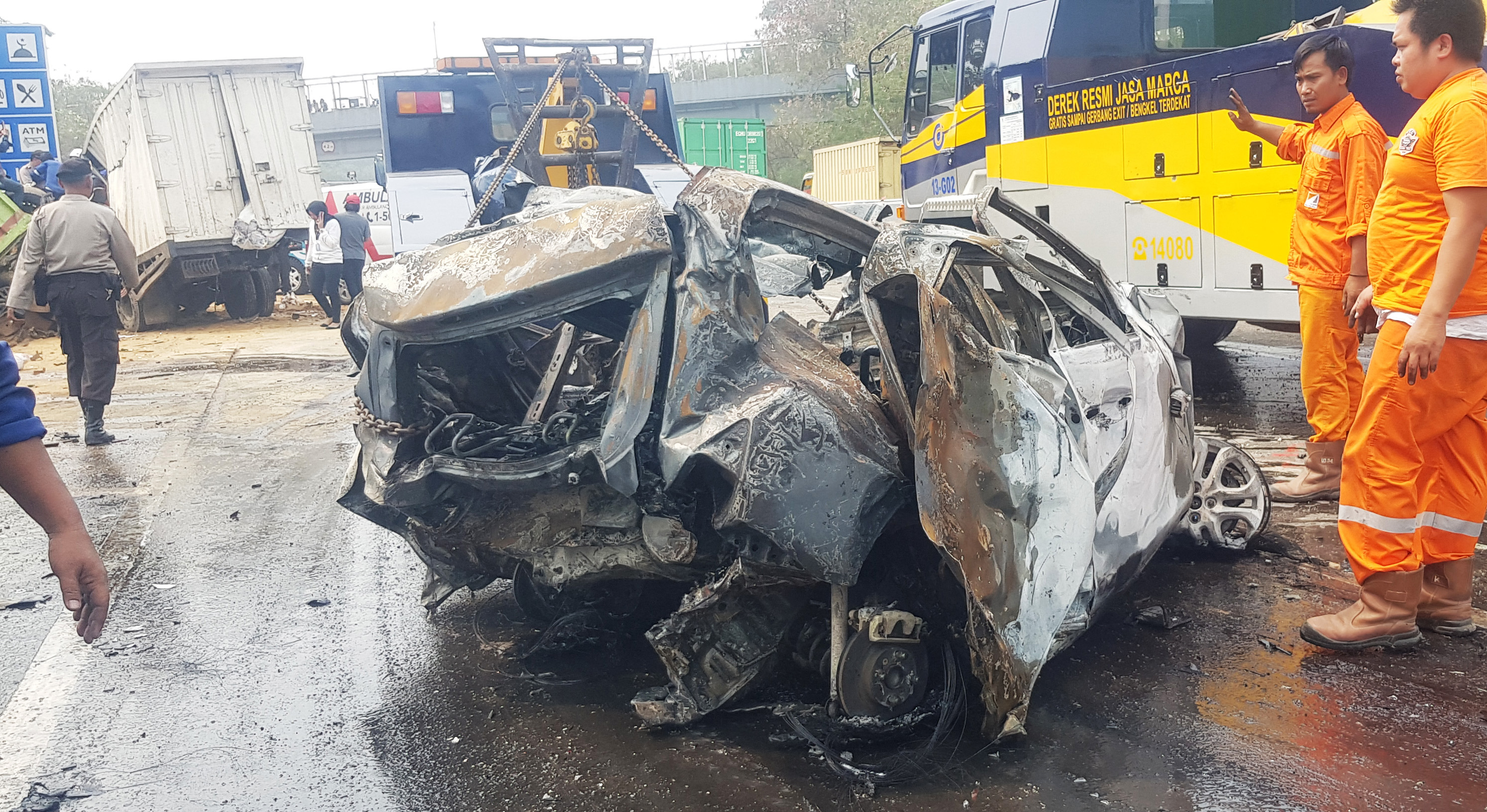 Petugas mengevakuasi kendaraan yang terlibat dalam kecelakaan maut di Tol Purbaleunyi ruas Cipularang Km 89 hingga Km 91 arah Jakarta.