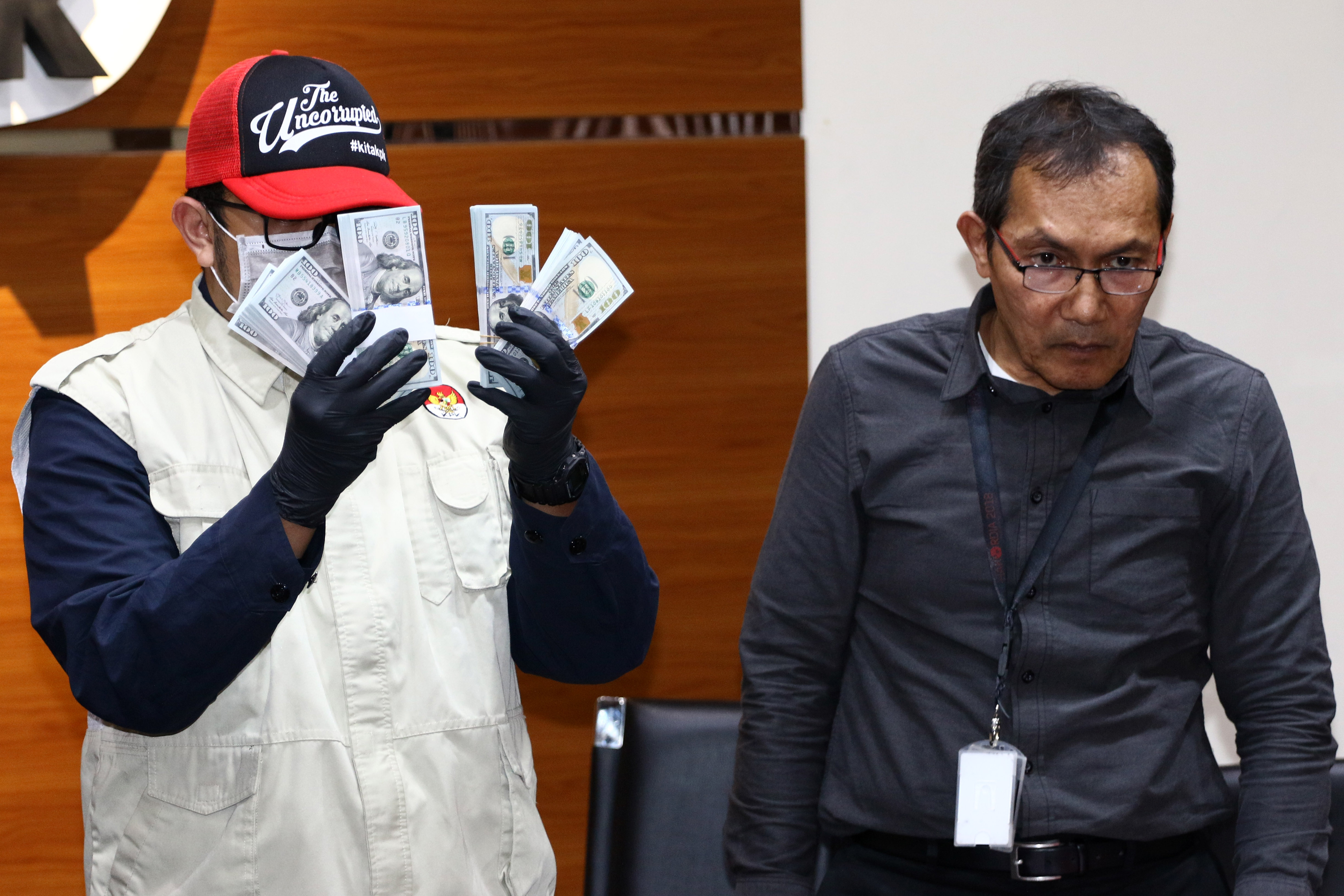 Penyidik KPK menunjukkan barang bukti OTT Perum Perindo