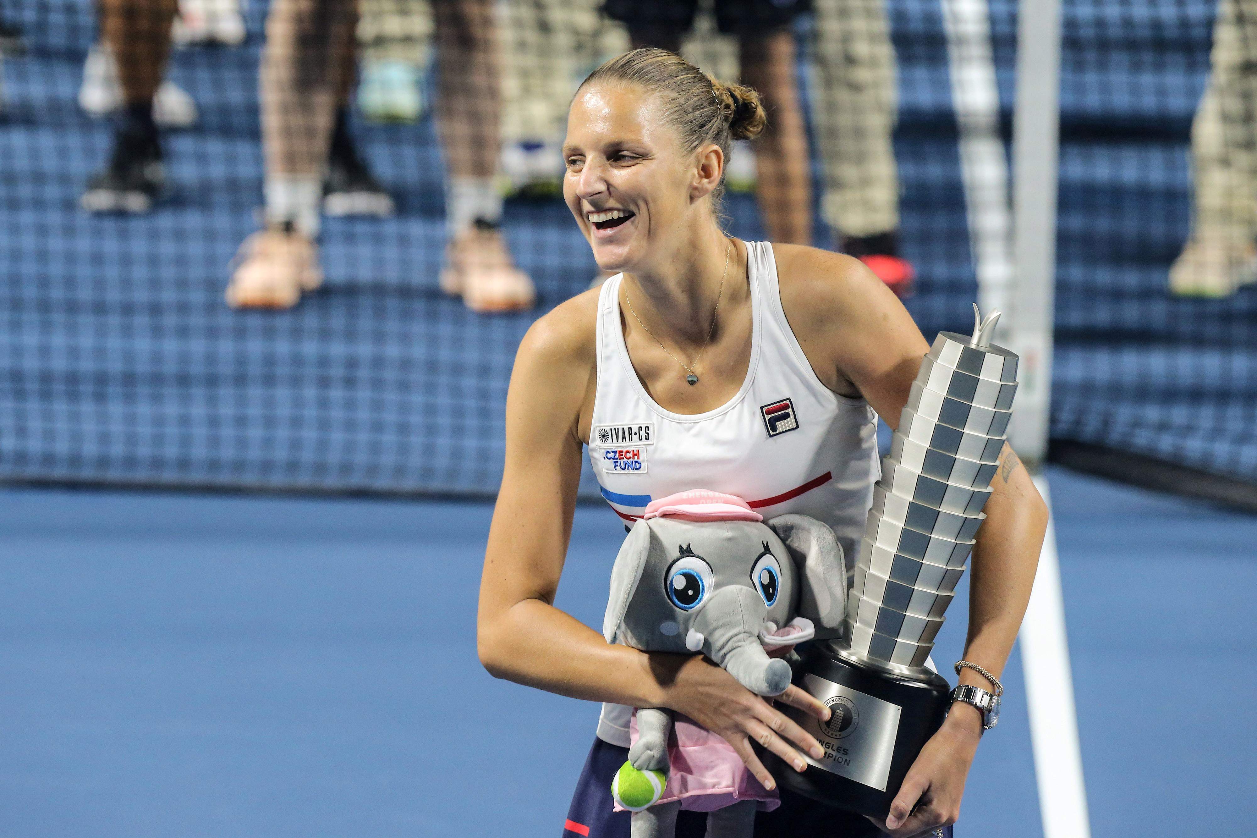 Karolina Pliskova dari Republik Ceko memegang trofi setelah memenangkan pertandingan final tunggal putri melawan Petra Martic dari Kroasia  