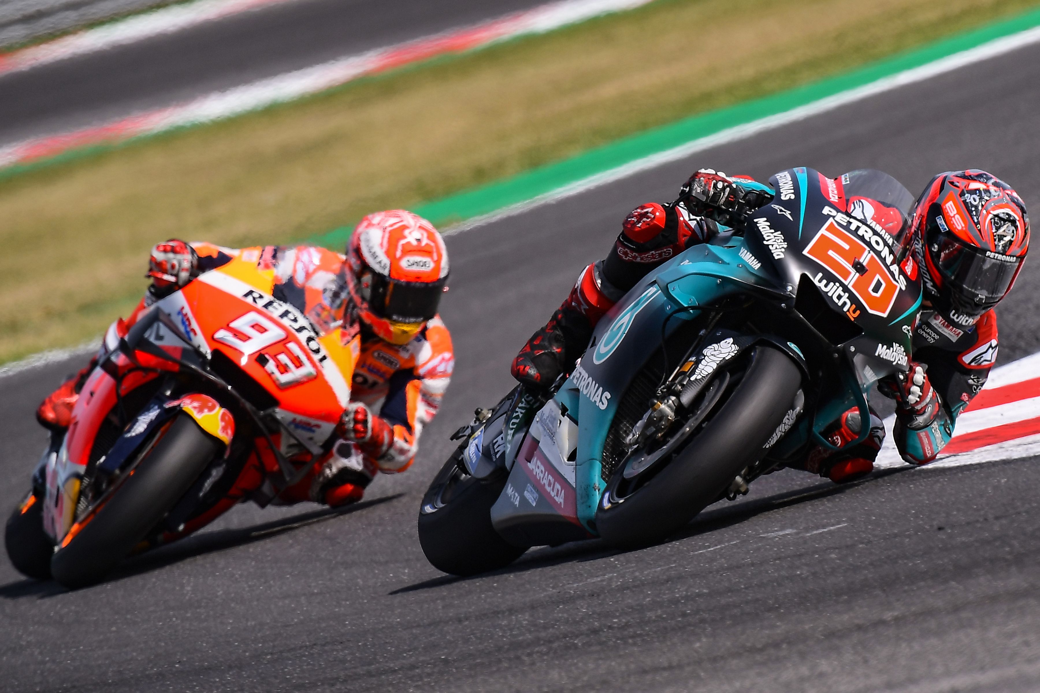 Repsol Honda Team Pembalap Spanyol, Marc Marquez (kiri) menekan Petronas Yamaha SRT pembalap Prancis, Fabio Quartararo  