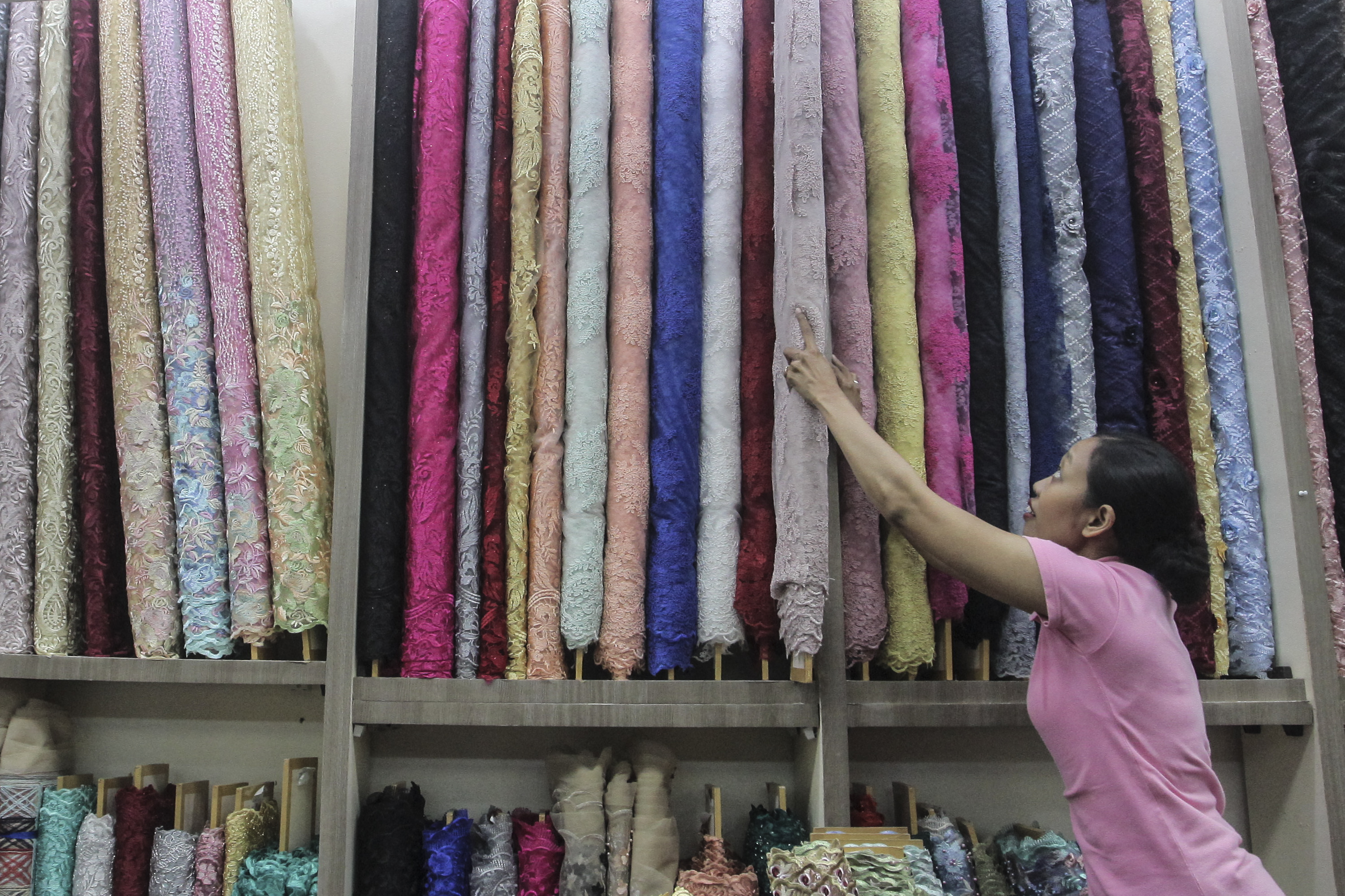 Penjual bahan kain menata dagangannya di Pusat Grosir Tanah Abang, Jakarta, Jumat (14/9). 
