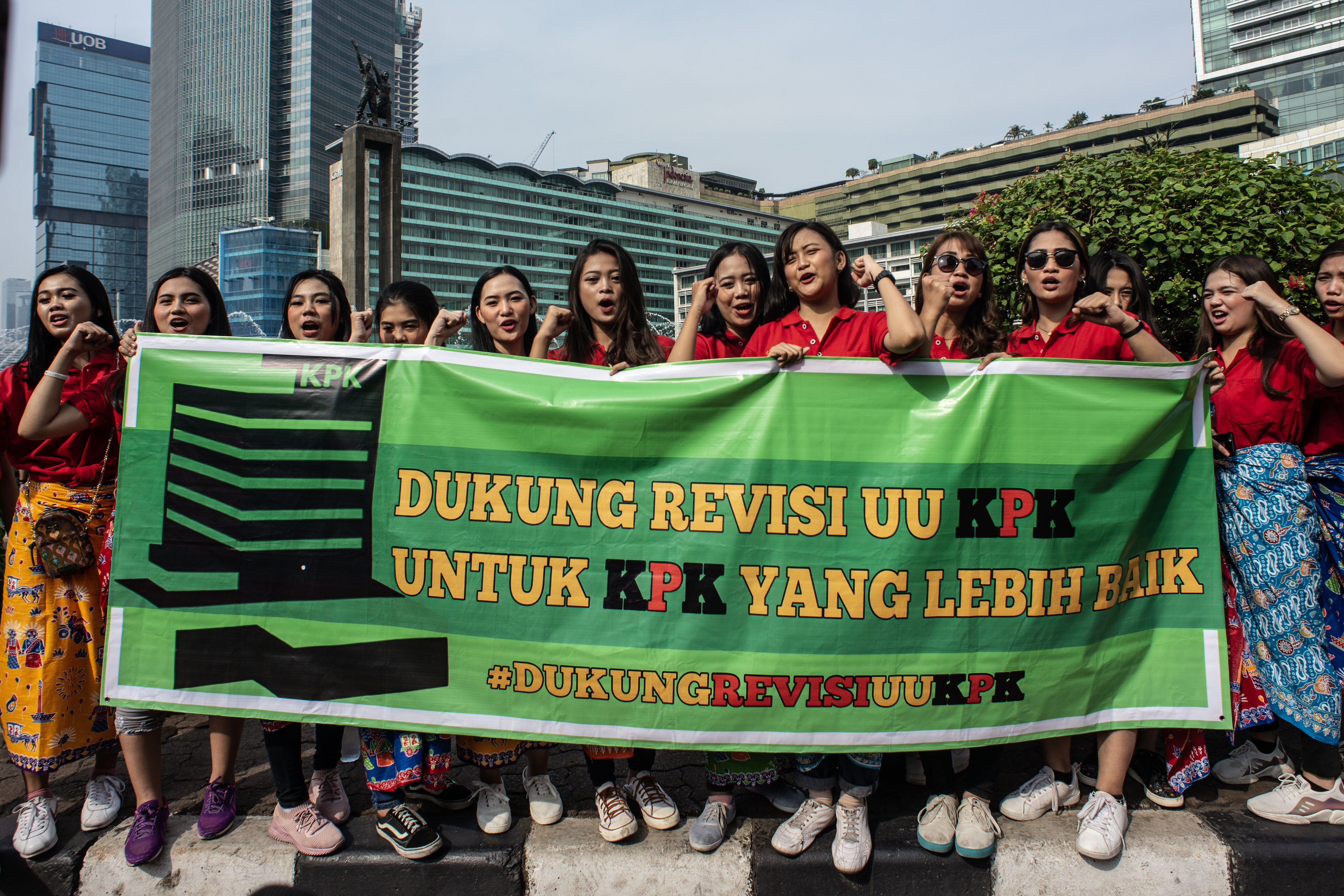 DUKUNG REVISI UU KPK: Warga yang menamakan diri Srikandi Cinta Tanah Air melakukan aksi saat berlangsungnya Hari Bebas Kendaraan Bermotor 