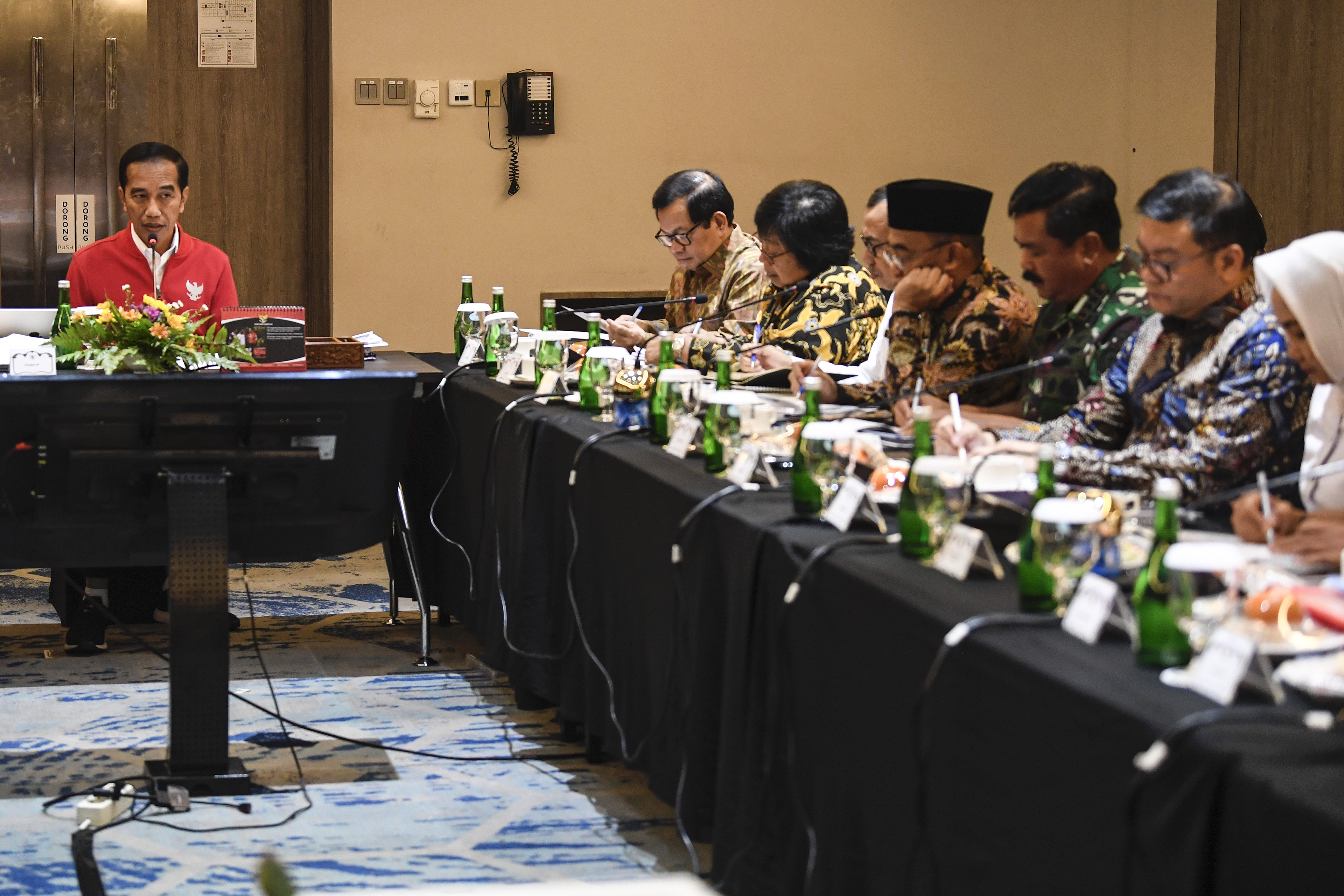 Presiden menggelar rapat terbatas membahas Karhutla di Pekanbaru, Riau