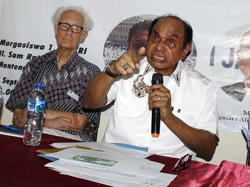 Tokoh Masyarakat Papua Freddy Numberi (kanan) bersama Guru Besar Filsafat STF Driyarkara Franz Magnis Suseno (kiri).