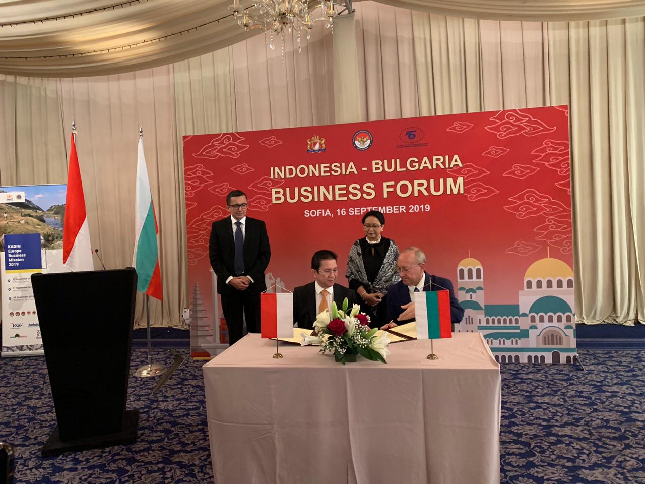 Ketua Komite Tetap Eropa Kadin Indonesia Tony Wenas dan Presiden BCCI Tsvetan Simeonov menandatangani nota kesepahaman.