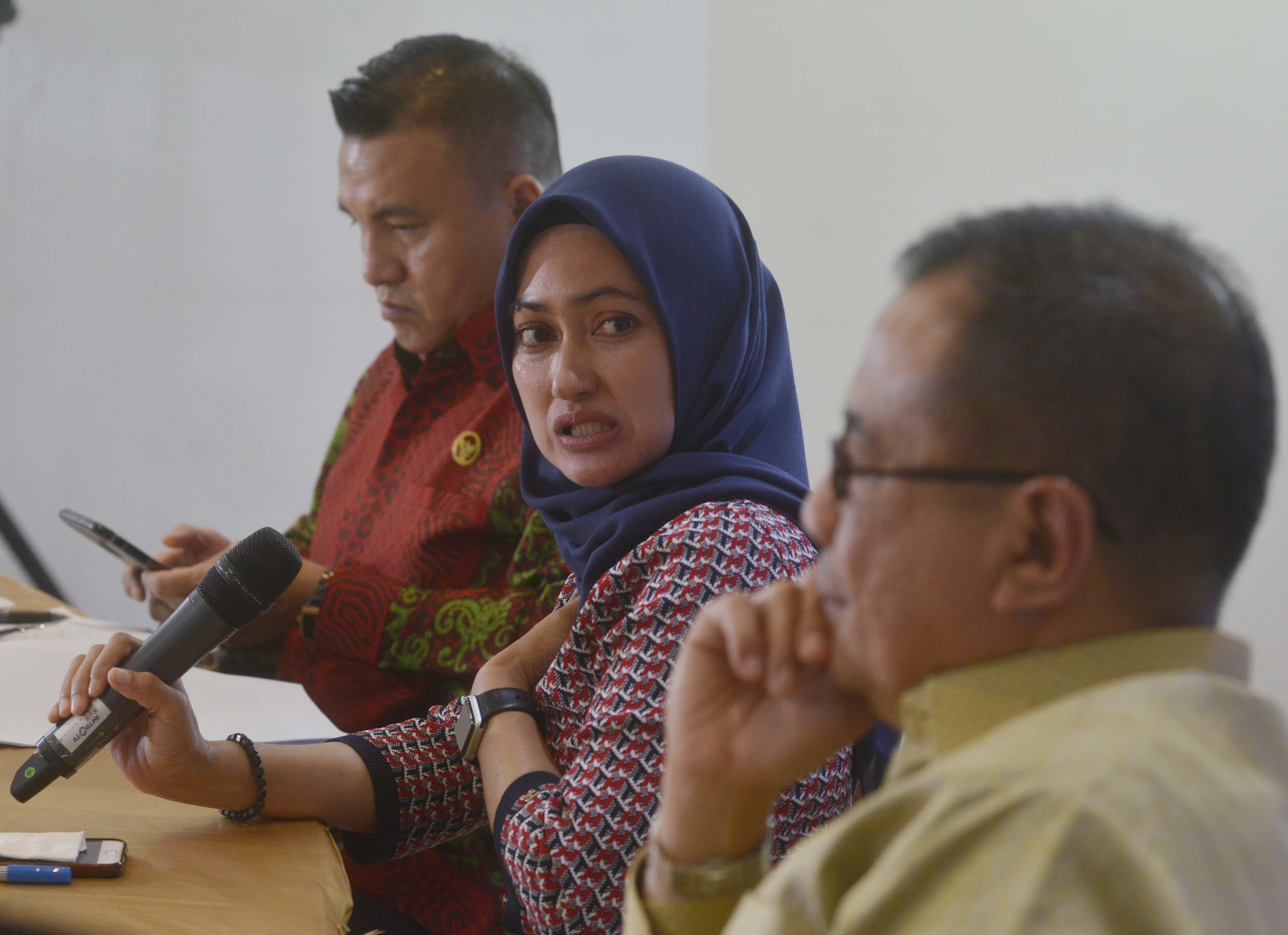 Bupati Luwu Utara  Indah Putri Indriani (tengah)