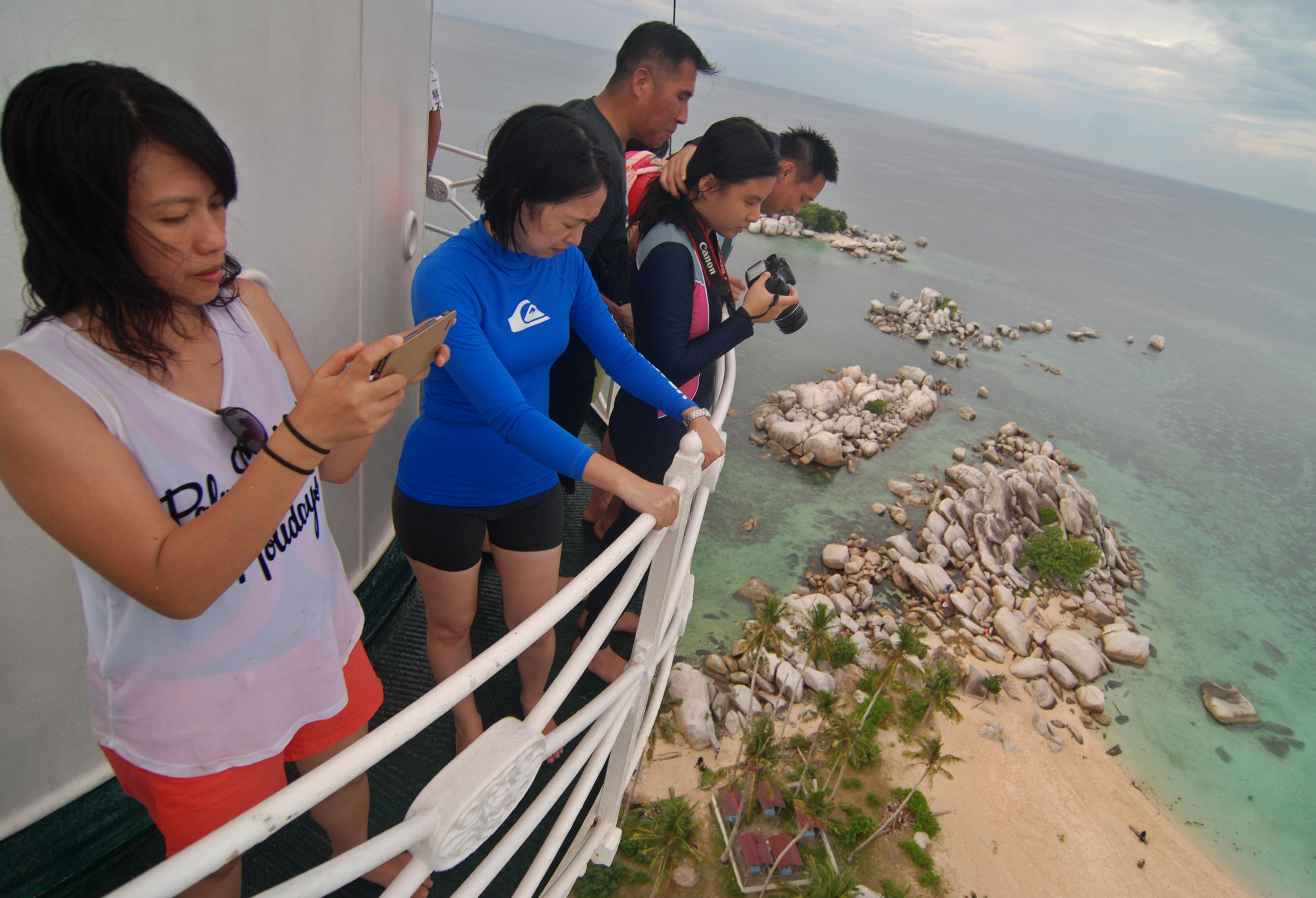 Wisatawan menikmati keindahan Pulau Lengkuas, Belitung dari menara mercusuar. 