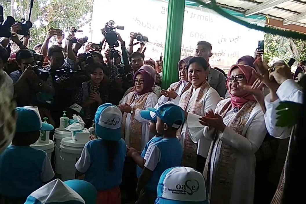 Ibu Negara Iriana Jokowi dan Mufidah Yusuf Kalla bergembira ria bersama anak-anak PAUD Putra Pertiwi, Solo, Jateng.