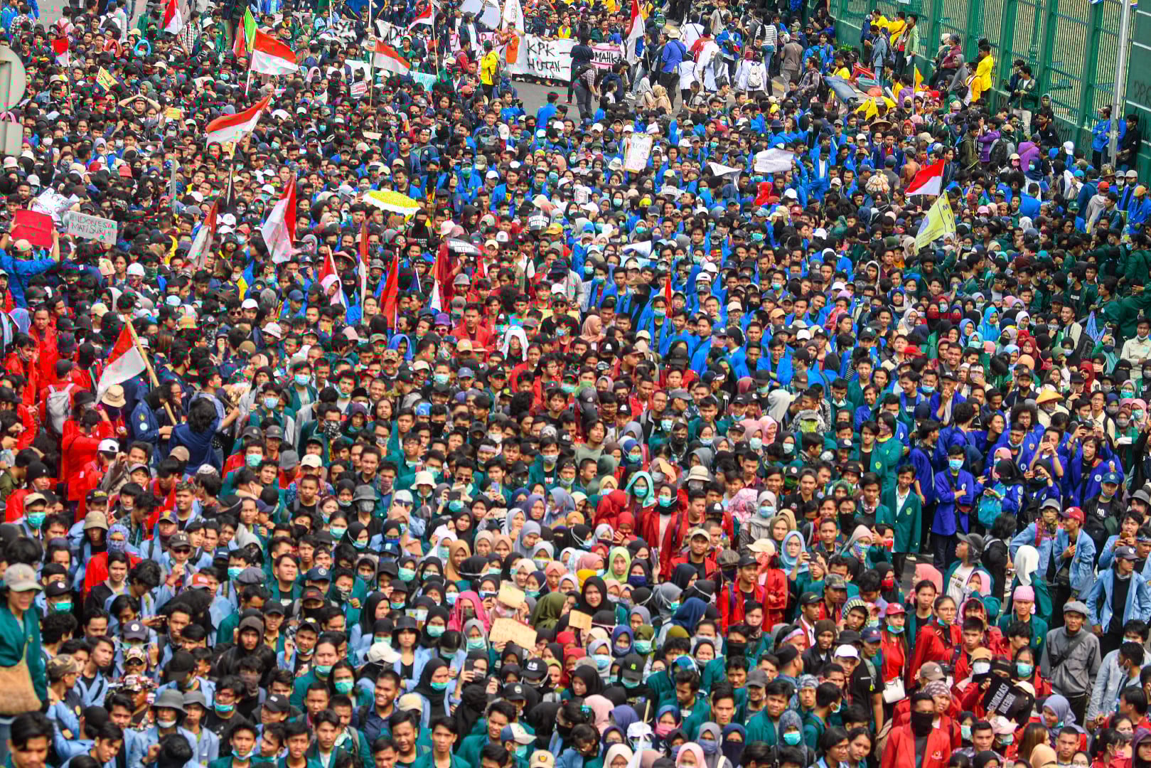 Mahasiswa dari berbagai perguruan tinggi di Indonesia melakukan unjuk rasa di depan kompleks Parlemen, Senayan, Jakarta, Selasa (24/9)