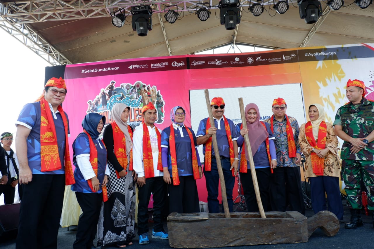  Menteri Pariwisata Arief Yahya meresmikan Festival Tanjung Lesung di Pandeglang, Banten. 