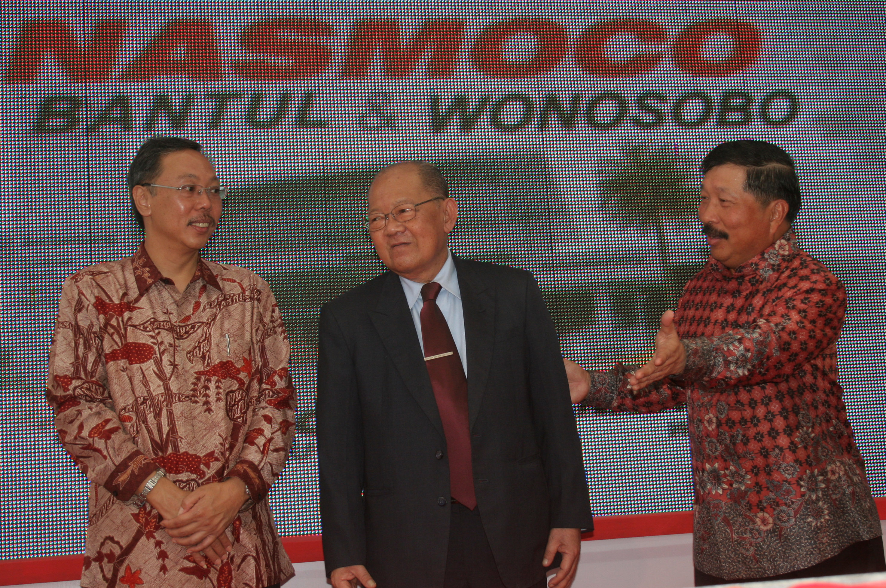  Jhonny Darmawan (kanan)