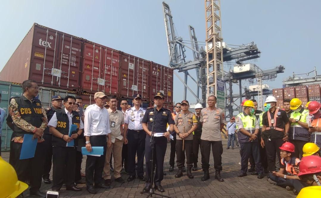 Bea Cukai bekerja sama dengan Kementerian Lingkungan Hidup dan Kehutanan (KLHK) telah melakukan penindakan impor limbah B3.