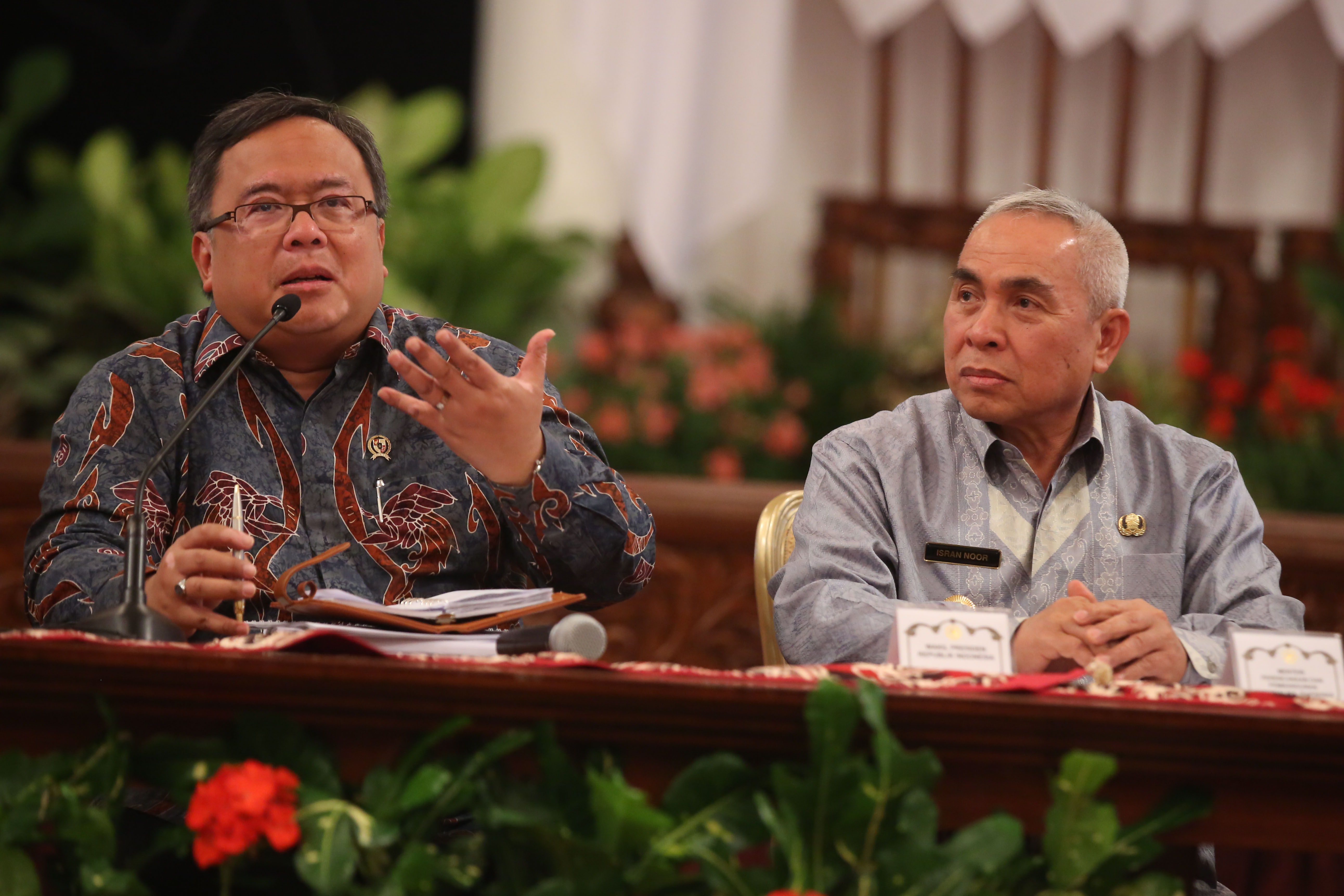 Menteri Perencanaan Pembangunan Nasional/Kepala Badan Perencanaan Pembangunan Nasional Bambang Brodjonegoro (kiri)