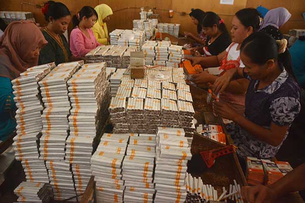 Sejumlah buruh melinting rokok sigaret kretek tangan