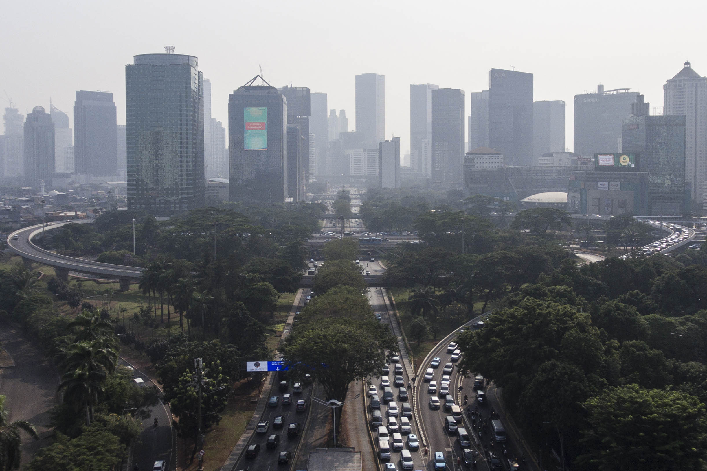 Suasana gedung bertingkat yang terlihat samar karena polusi udara di Jakarta.