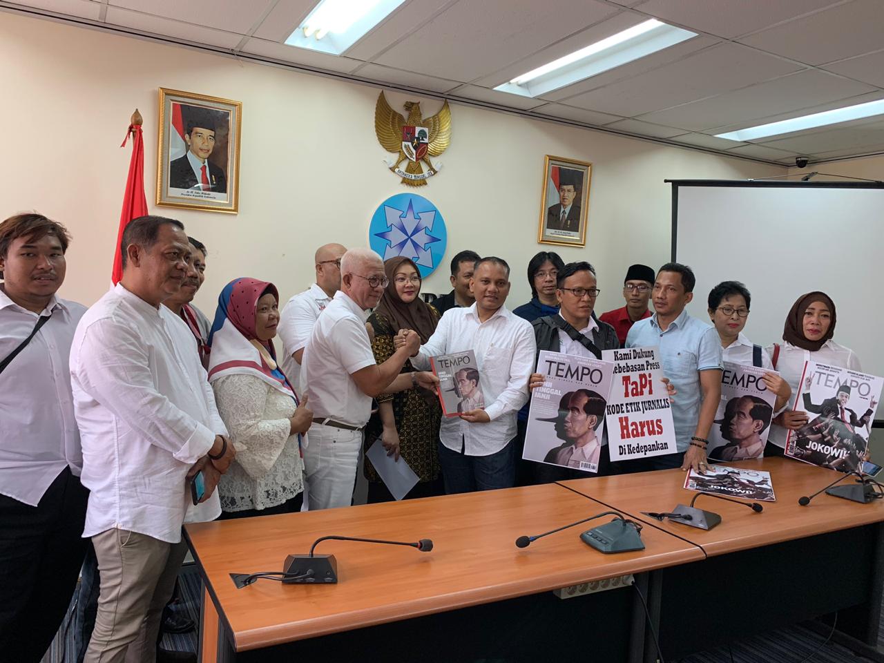 Relawan Jokowi saat melaporkan Majalah Tempo ke Dewan Pers.