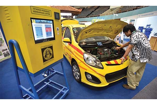 Dosen Universitas Indonesia mengamati mobil listrik hasil karya dosen dan mahasiswa UI di Senayan, Jakarta (28/9).