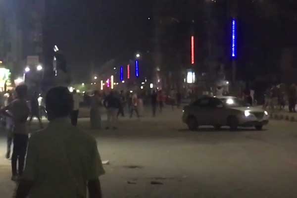 Pasukan keamanan Mesir terlibat bentrok dengan ratusan demonstran antipemerintah di kota pelabuhan Suez.