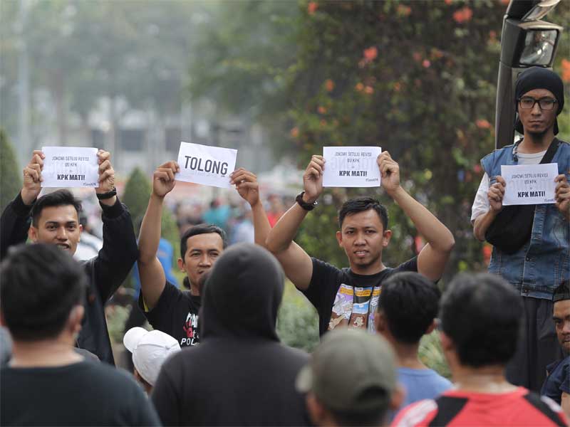 Sejumlah Pegawai KPK yang tergabung dalam Wadah Pegawai KPK, melakukan aksi selamatkan KPK.