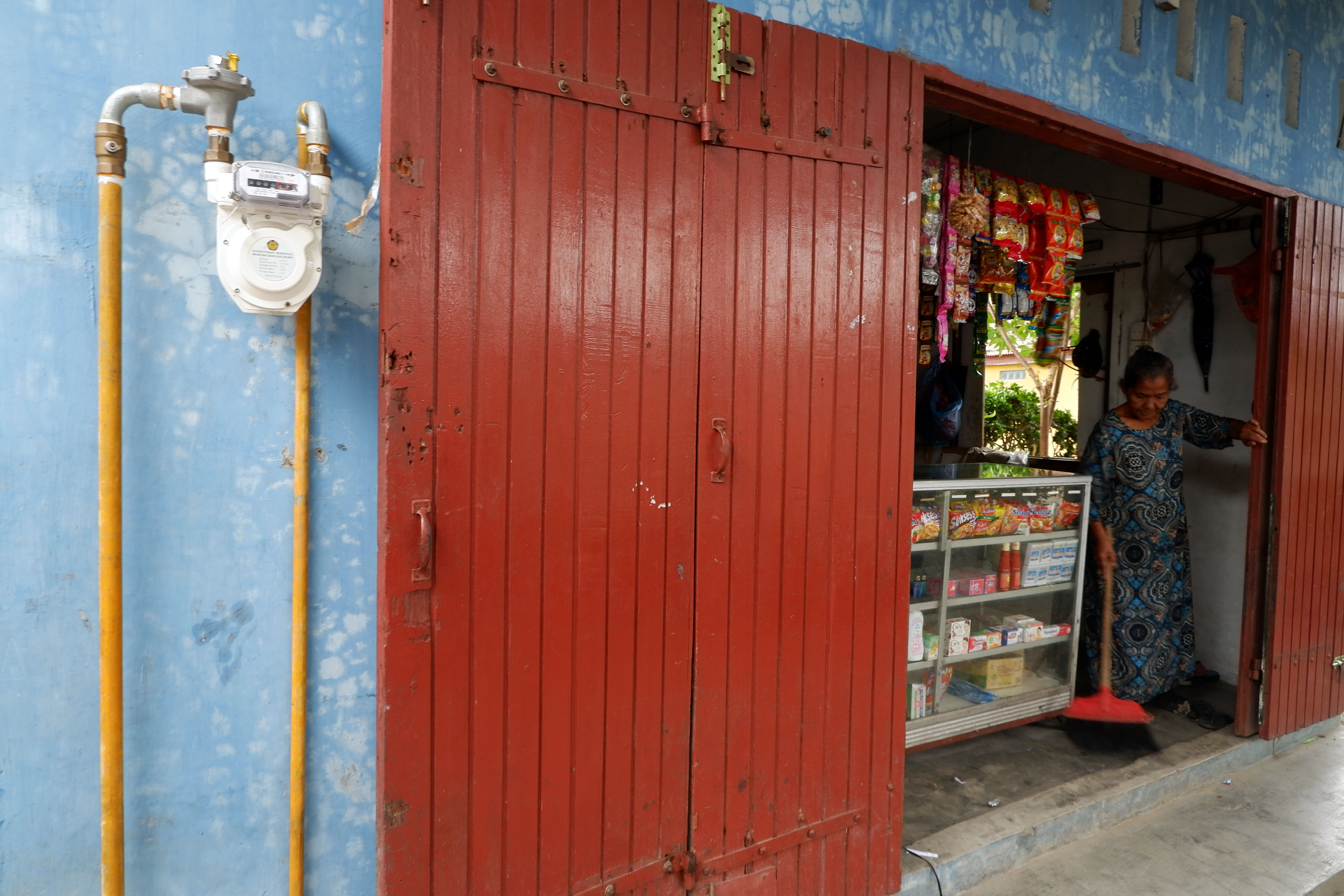 Jaringan pipa gas bumi Perusahaan Gas Negara (PGN) terpasang di salah satu warung di kawasan Medan Denai, Sumatra Utara, Senin (22/4/2019).