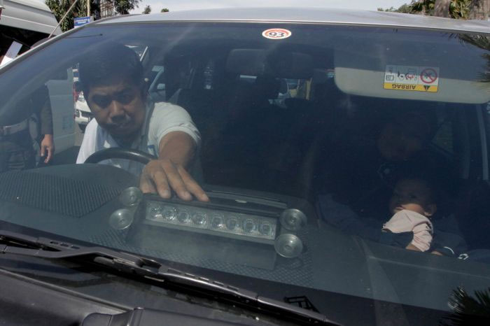 Petugas mencopot lampu strobo di dasbhoard mobil di kawasan Kabupaten Bogor, Jawa Barat, beberapa waktu silam. 