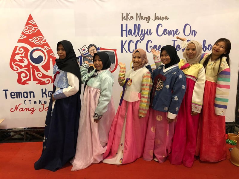 Pengunjung antusias mencoba dan berfoto dengan pakaian tradisional Korea.