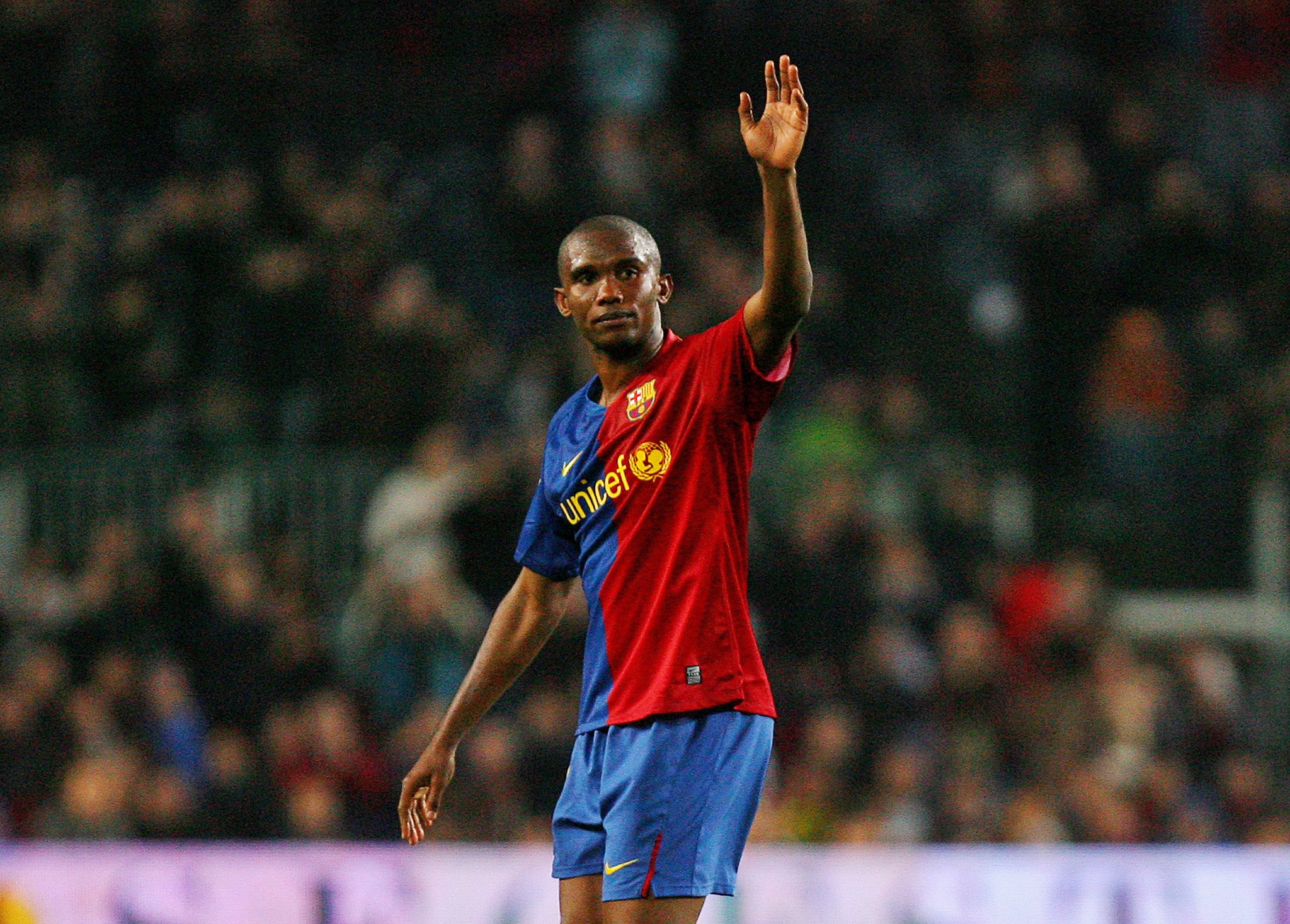Samuel Eto'o kala berseragam Barcelona mengucapkan selamat tinggal kepada para pendukungnya.