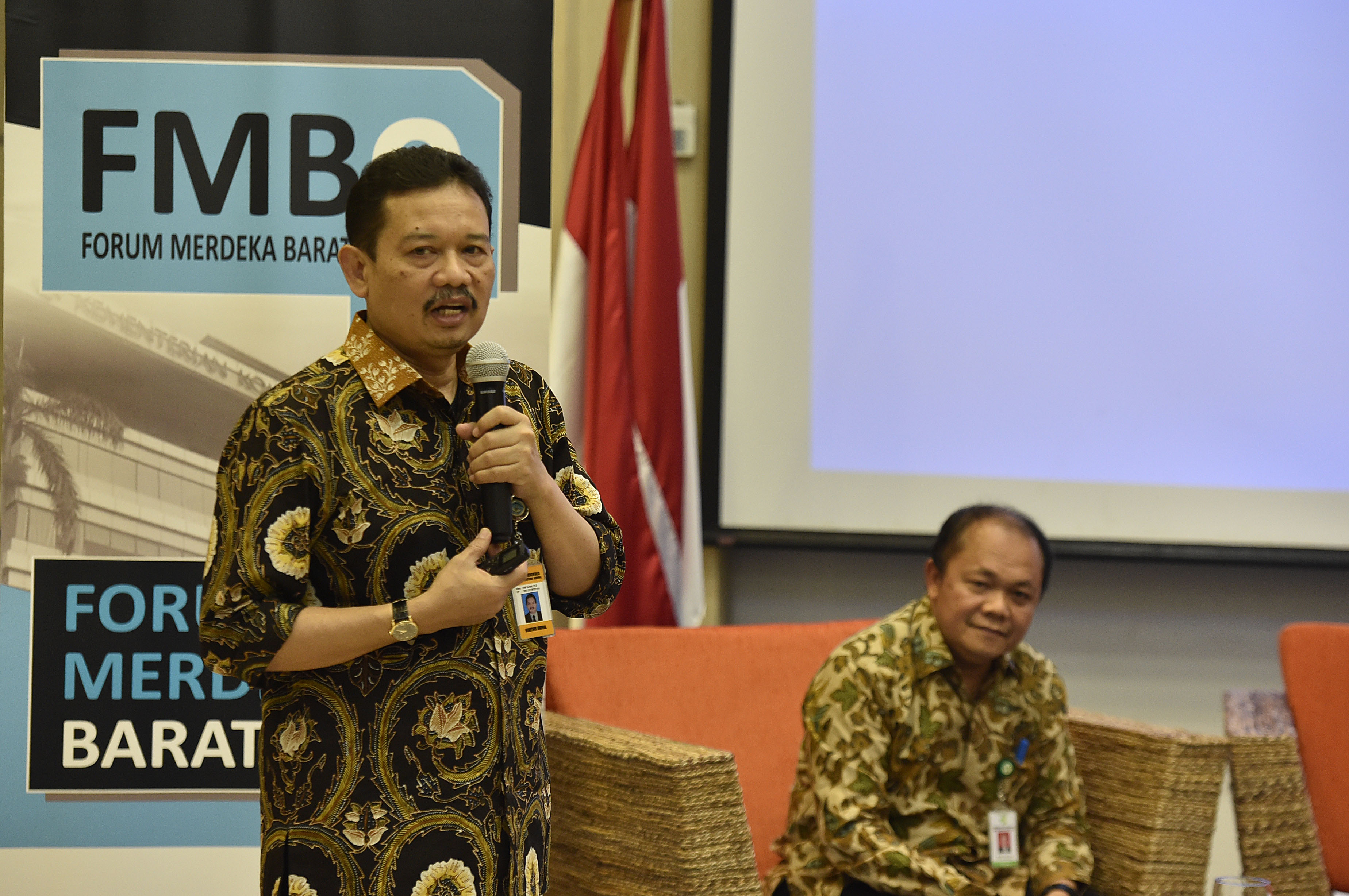 Sekjen Kemendikbud Didik Suhardi (kiri) menyampaikan paparan dalam diskusi 'Forum Merdeka Barat 9' di Jakarta