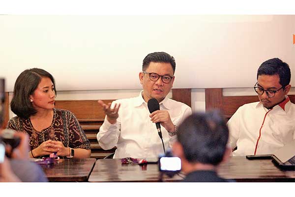 Politikus Partai Golkar Ace Hasan Syadzily (tengah)