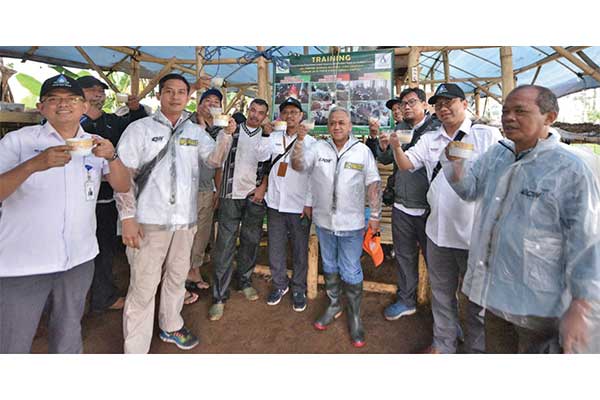 Dirut Jasa Tirta II U Saefudin Noer (kelima dari kanan) mengunjungi Percontohan Biogas di Desa Padamukti, Pengalengan, Jawa Barat, kemarin