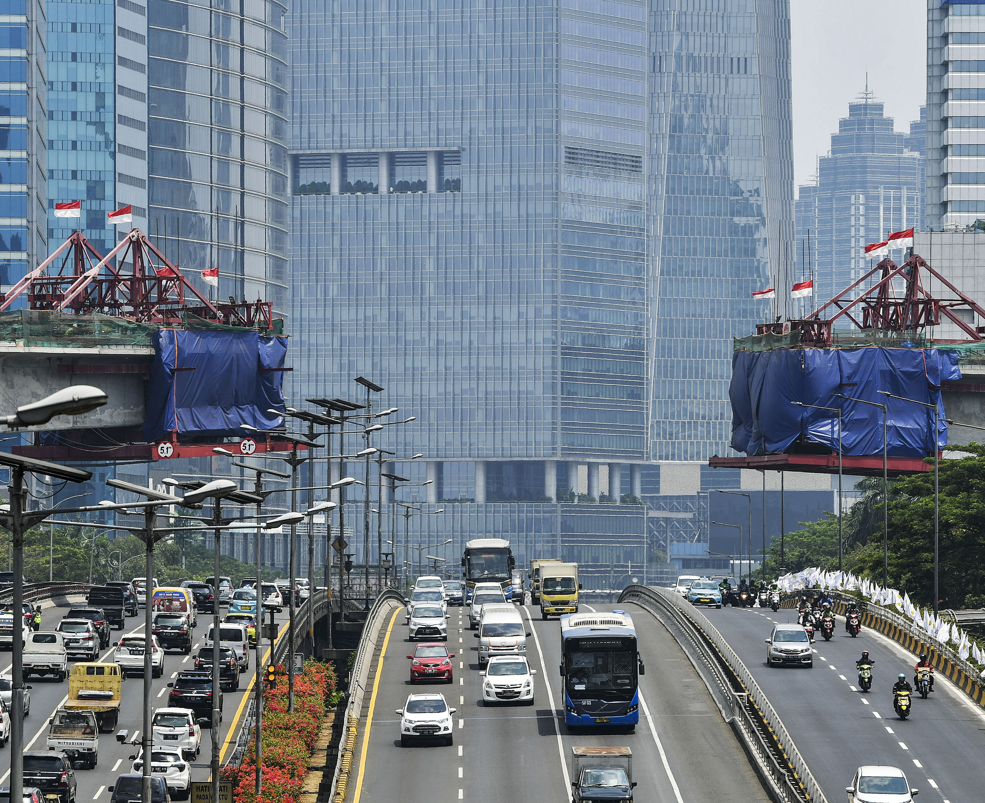  Pengendara melintas di bawah pembangunan proyek Light Rail Transit (LRT) Jabodebek di kawasan Kuningan, Jakarta, Senin (16/9)