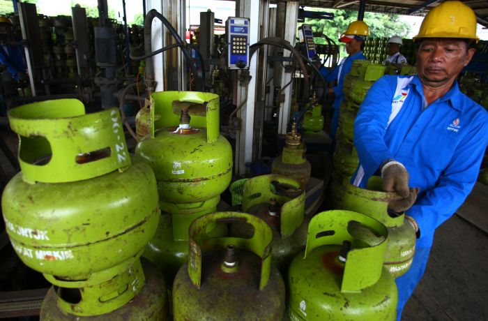 Pekerja melakukan isi ulang tabung gas tiga kg di Stasiun Pengisian Bahan Bakar Elpiji (SPBE). 