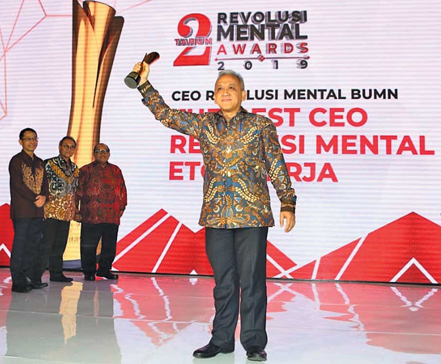 Direktur Utama Jasa Tirta II Saefudin Noer mengangkat salah satu dari dua penghargaan yang diraihnya.