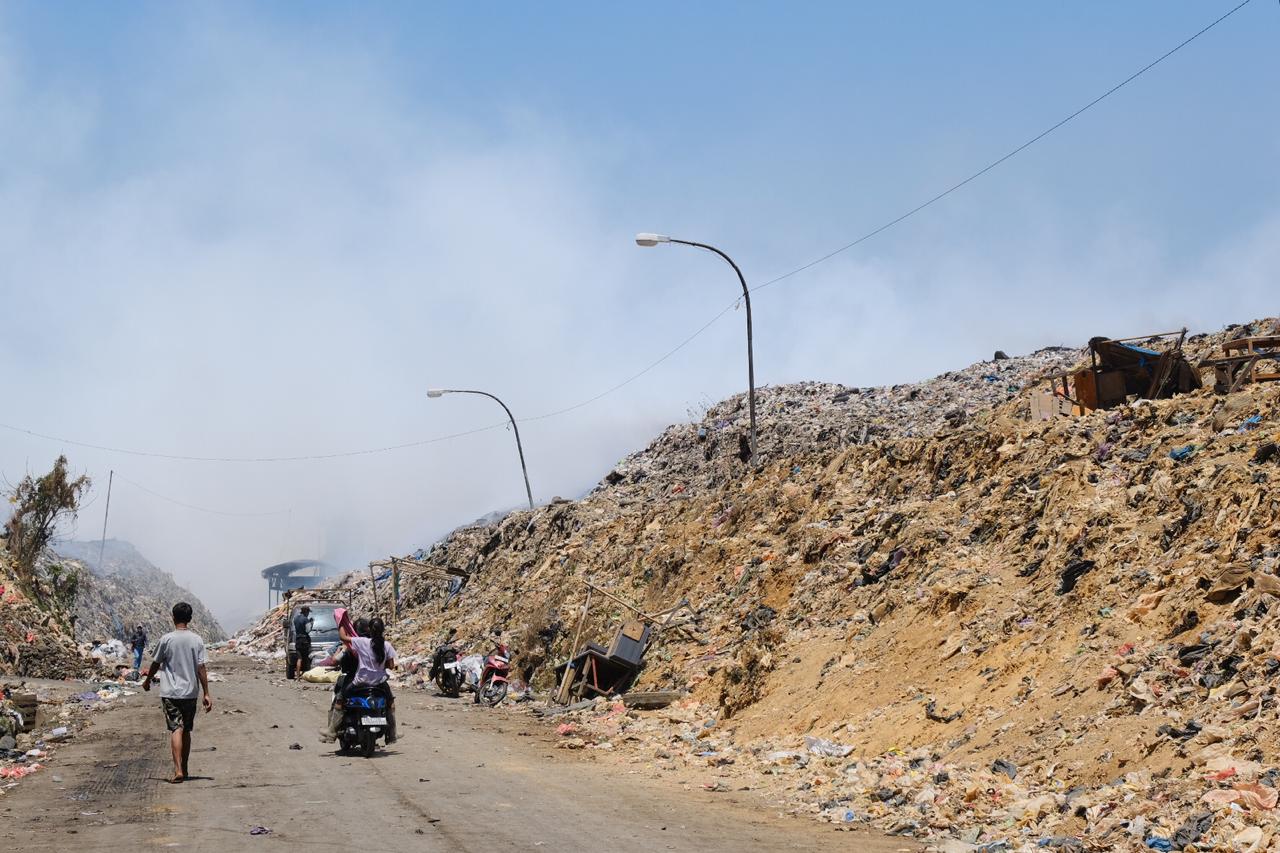 Kebakaran di Tempat Pembuangan Akhir (TPA) Tamangapa, Makassas Sulawesi Selatan. 