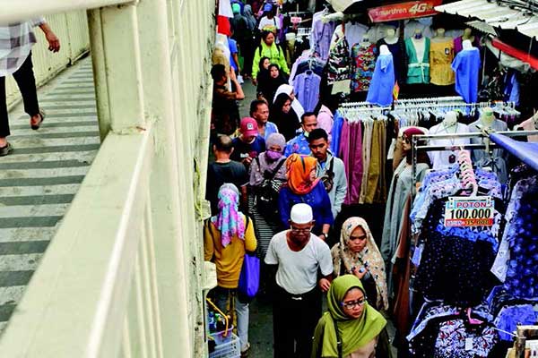 Para pedagang kaki lima (PKL)PKL di Jalan Jatibaru Raya, Tanah Abang, Jakarta Pusat.