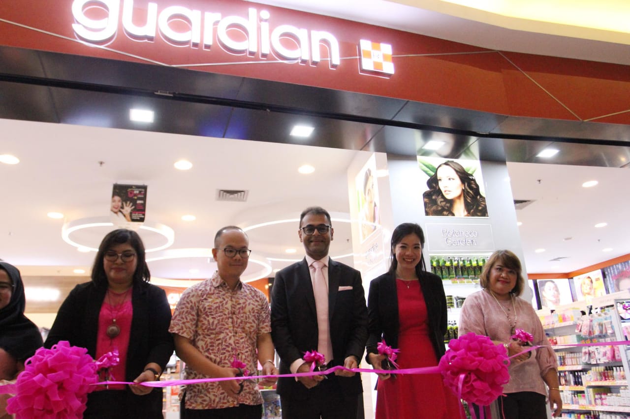 Pembuakaan gerai baru gerai kesehatan dan kecantikan Guardian di Jakarta.