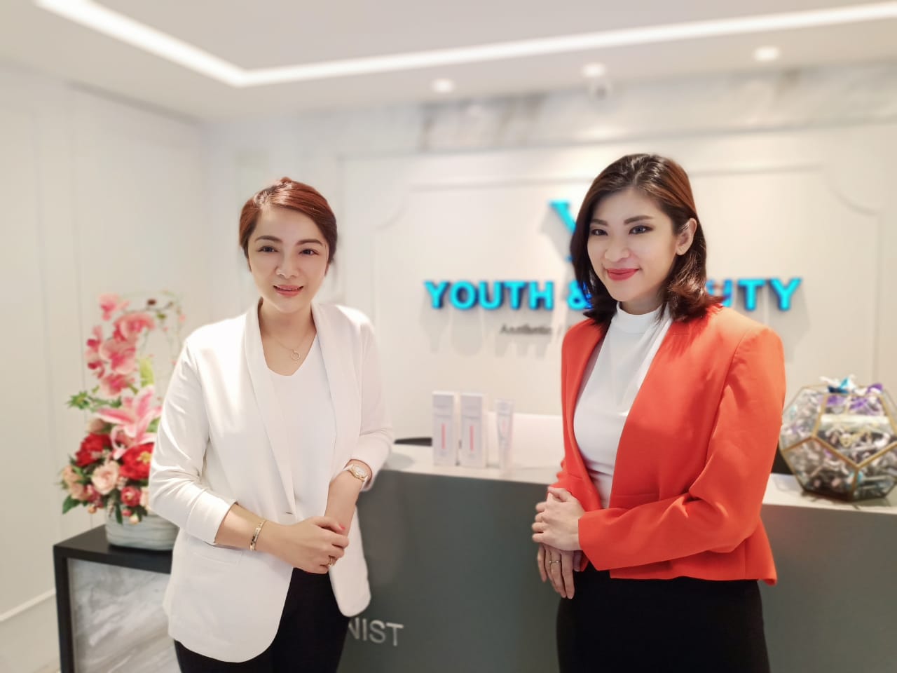   Dokter spesialis kulit dan kelamin dr. Inneke Jane, SpKk, (kiri) dan dr. Gaby Syerly.