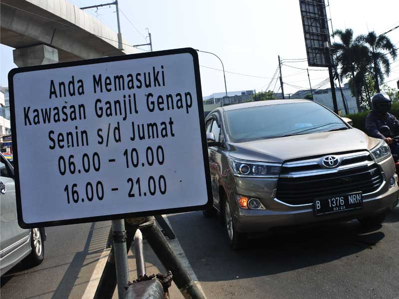 Kendaraan roda empat berplat genap melintasi area ganjil genap di Jalan RS. Fatmawati Raya, Jakarta Selatan, Senin (9/9/2019).