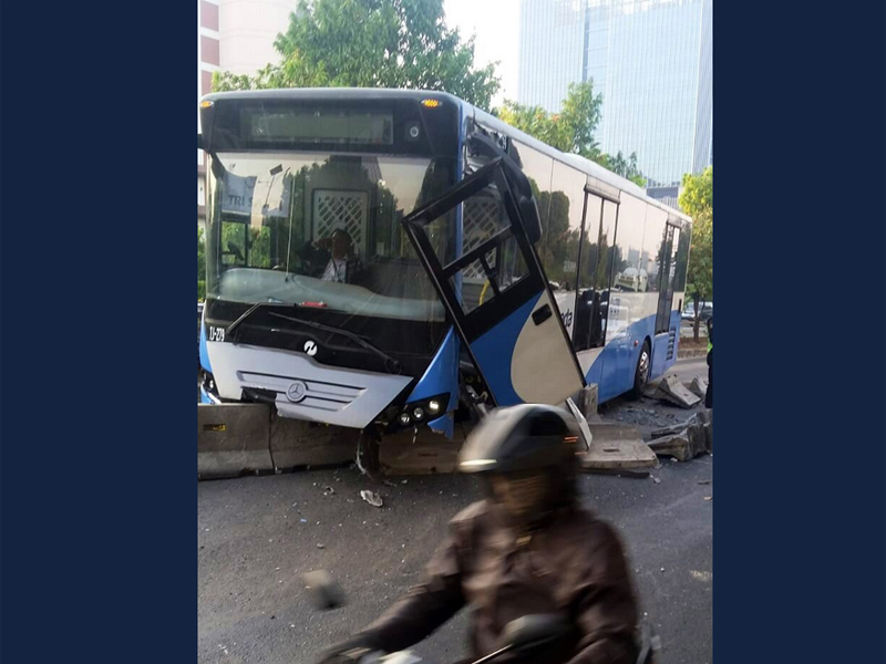 Bus Trans-Jakarta yang mengalami kecelakaan di Jakarta Barat