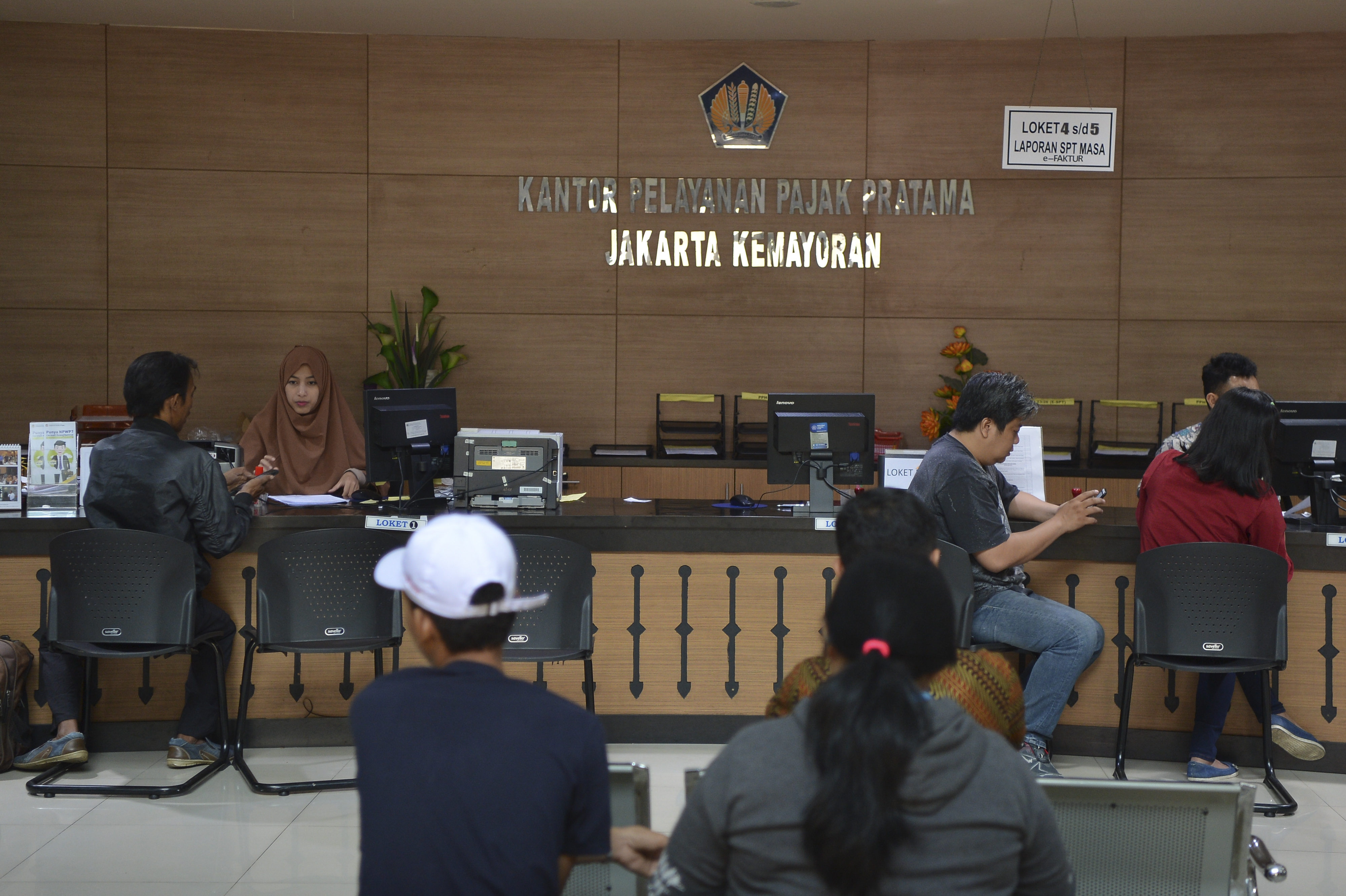 Petugas melayani wajib pajak di Kantor Pelayanan Pajak Pratama Jakarta Kemayoran, Jakarta