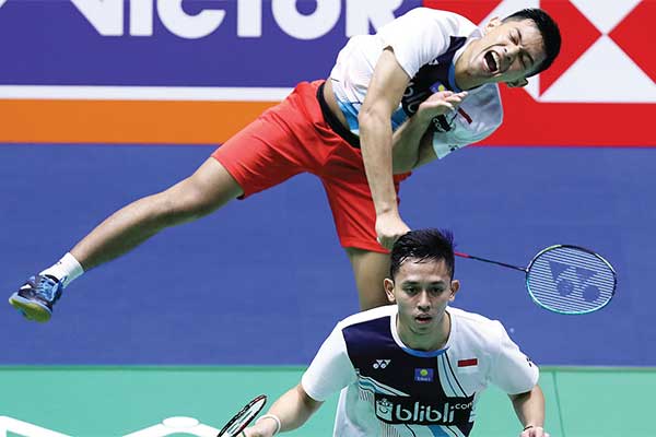 Ganda putra Indonesia, Fajar Alfi an/Muhammad Rian Ardianto, melakukan smes ke arah ganda putra Jepang dalam Tiongkok Terbuka 2019, kemarin.