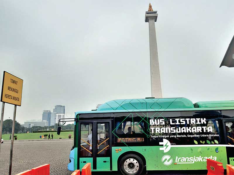 Uji coba bus listrik Trans-Jakarta di kawasan Monas, Jakarta Pusat, pekan lalu