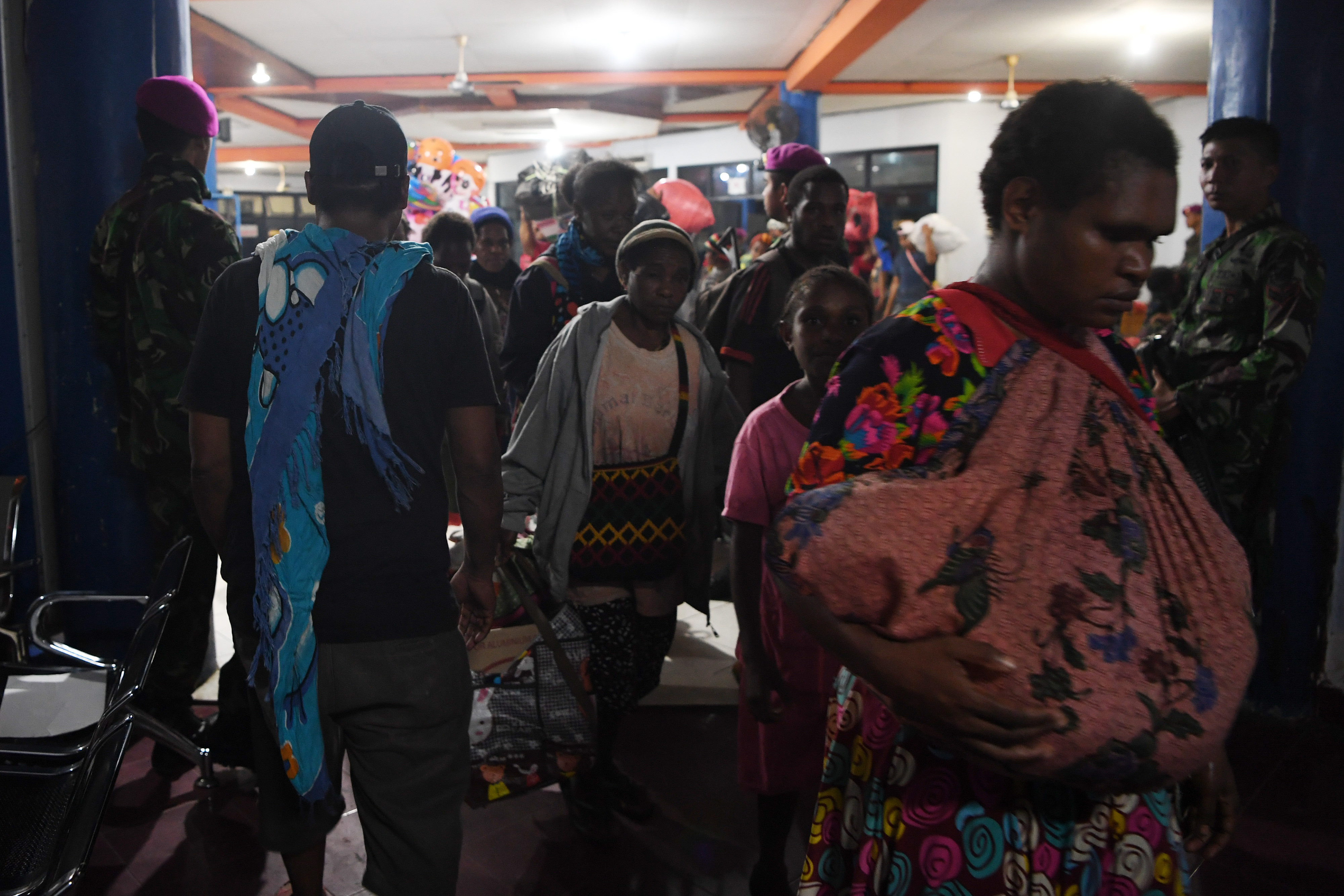 Prajurit Korps Marinir TNI AL berjaga di Pelabuhan Jayapura, Papua.