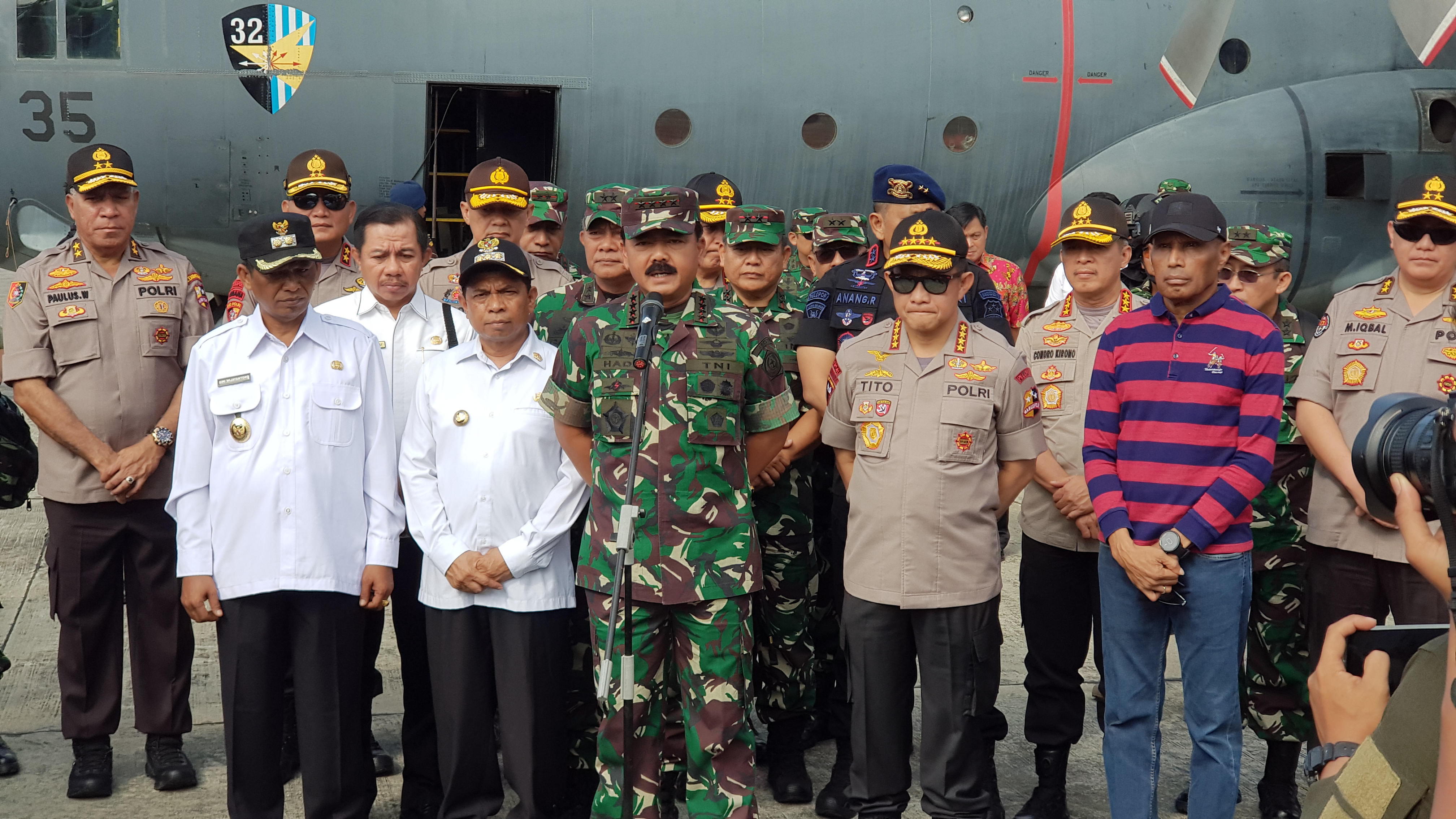 Panglima TNI Marsekal  Hadi Tjahjanto, bersama Kapolri Jendral Tito Karnavian, menyaksikan latihan operasi penerjunan 92 prajurit di Sentani