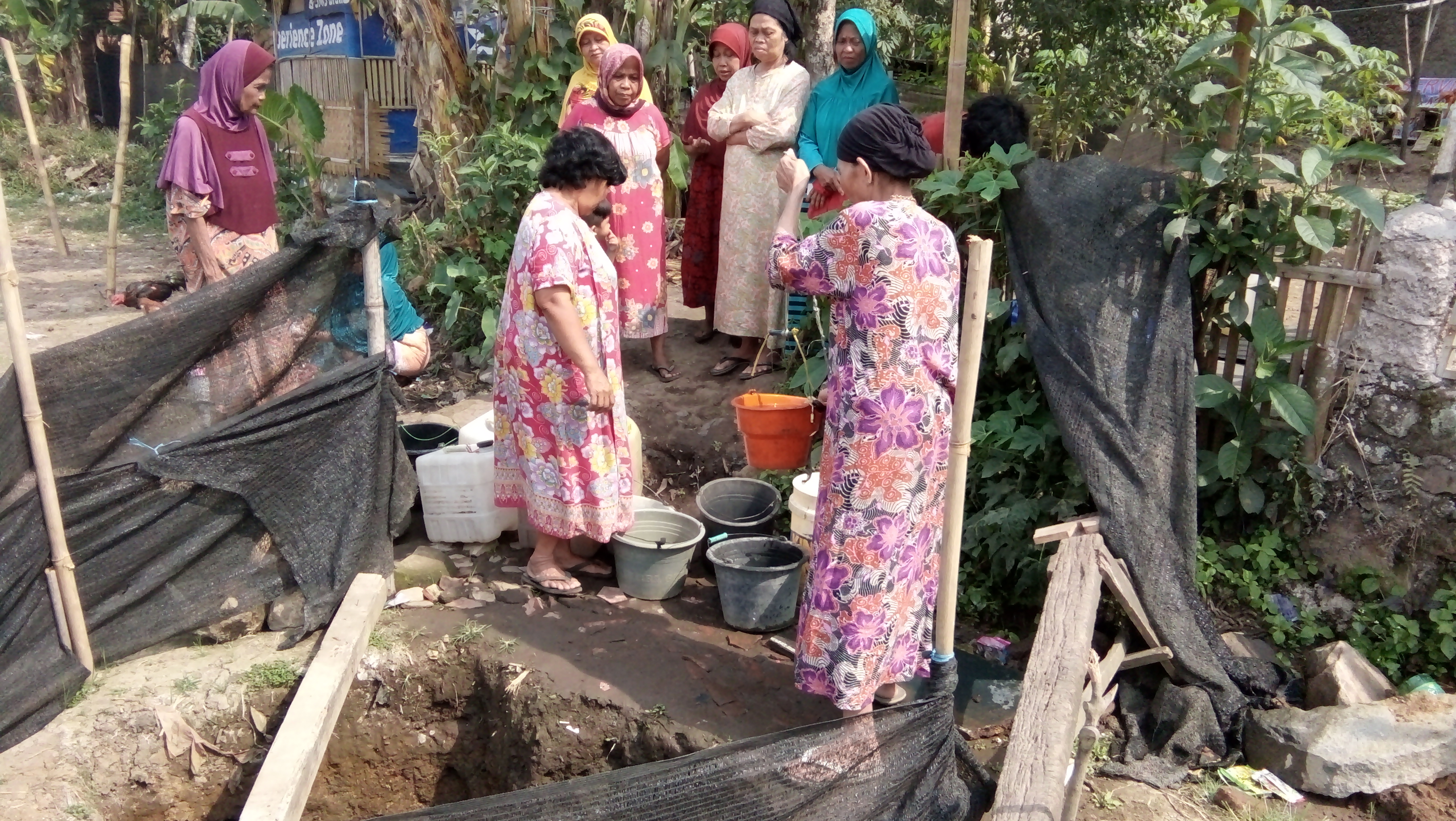 Warga Kampung Cikunteun Indah, Kelurahan Kahuripan, Kecamatan Tawang Tasikmalaya menimba air dari sumur persawahan. 